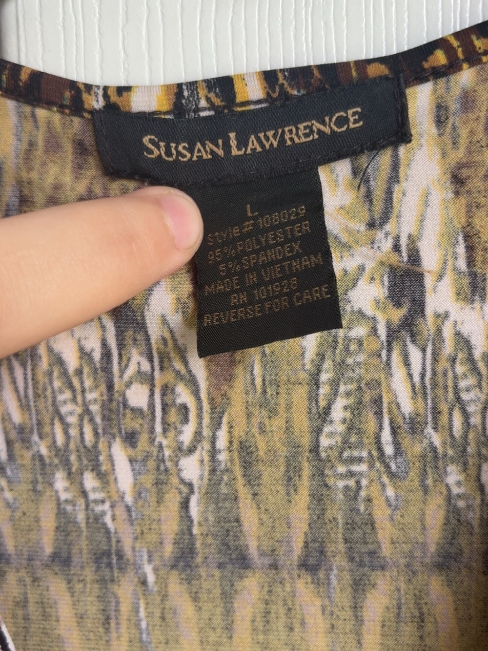 Women’s Colorfully Patterned Large Top - Picture 3 of 3